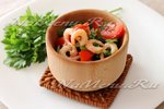 Салат с креветками, помидорами и рукколой