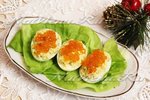 Фаршированные яйца с красной икрой