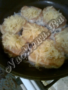 Посыпать гренки сыром