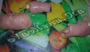Для большей прочности можно перевязать рулетики светлыми нитками