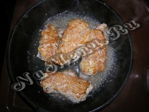 Уменьшите огонь, добавьте бульон и посыпьте кунжутом