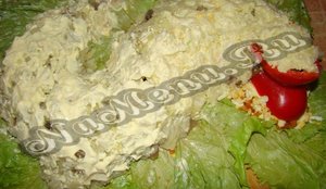 Выкладываем картофель и смазываем майонезом