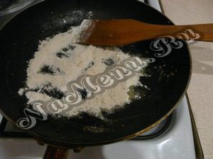 Обжариваем муку со сливочным маслом