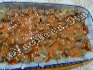 Поливаем соусом запеканку с фаршем и картофелем