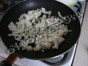 Обжариваем лук