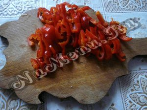 Нарезаем болгарский перец