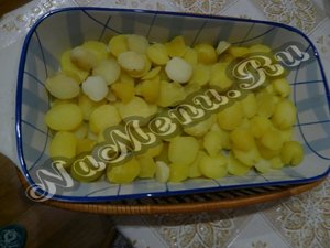 Выкладываем нарезанный картофель