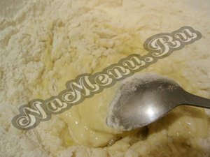 Замешиваем тесто на пельмени в виде роз