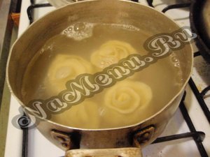 Опускаем пельмени в подсоленную воду