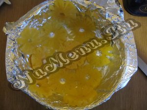 Выложите консервированные ананасы на дно формы