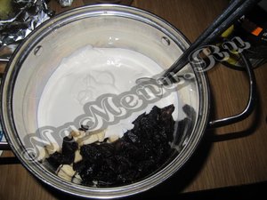 Фрукты перемешайте со сметаной и сахаром