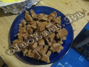Готовые коржи разломать на кусочки
