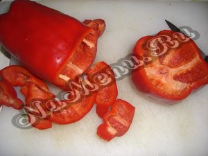 Нарезаем болгарский перец