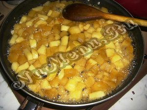 Добавляем в карамель нарезанные яблоки