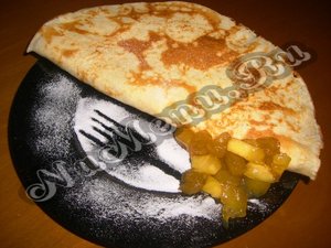 Готовые карамелизированные блинчики с яблоками
