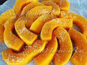 Посыпаем тыкву сахаром и корицей
