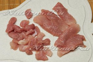 Нарезаем мясо