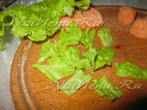 Режем на кусочки листик салата