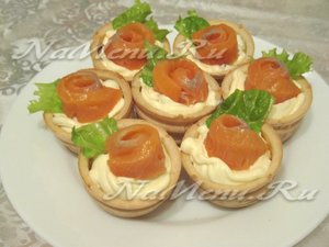 выкладываем рыбу и салат