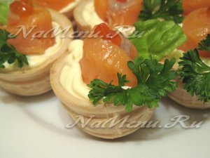 серединку розочки кладём икру красную