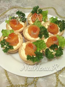 Вафельные корзинки с лососем