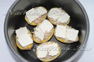 Брынзу положить на картофель