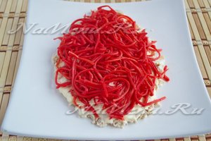 положите корейскую морковь