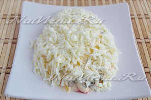 положите белок яйца