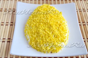 Посыпьте салат желтком