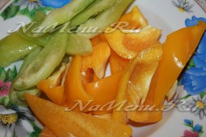 Болгарский перец нарезаем