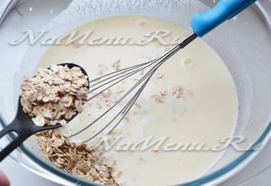 Овсяные хлопья добавляем в два этапа