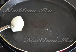 Смажем маслом сковородку