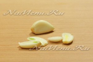 режем пластинами чеснок