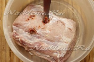 делаем проколы по всему куску мяса и вставляем кусочки чеснока