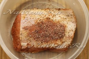 обсыпаем мясо солью со специями