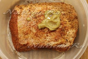 выдавливаем на мясо горчицу