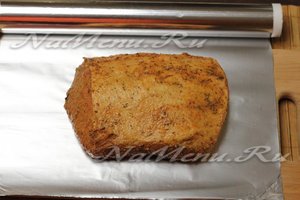 выложить мясо на фольгу