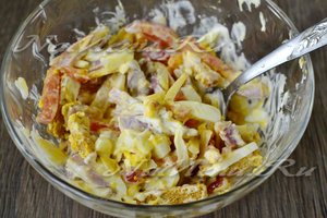 Салат с ветчиной и сыром помидором и Салат с ветчиной и сыром помидором и