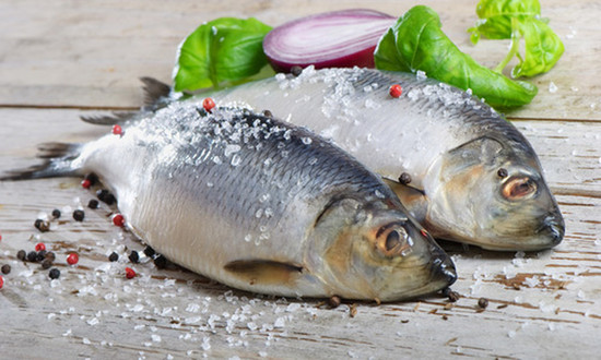 Как посолить селёдку в домашних условиях вкусно и быстро: рецепты
