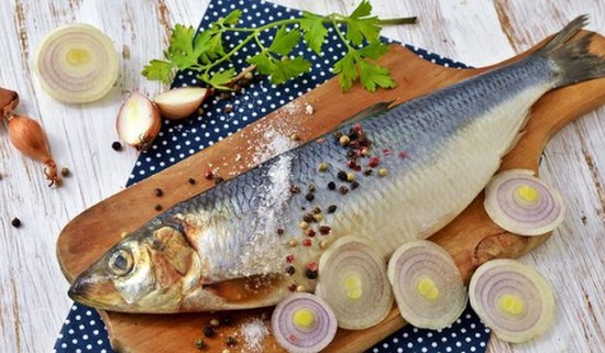 Как посолить селёдку в домашних условиях вкусно и быстро: рецепты