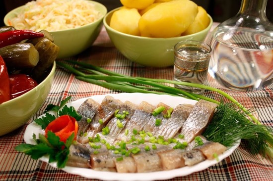 Как посолить селёдку в домашних условиях вкусно и быстро: рецепты