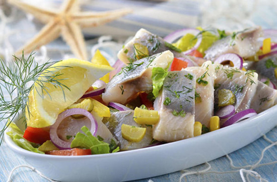 Как посолить селёдку в домашних условиях вкусно и быстро: рецепты