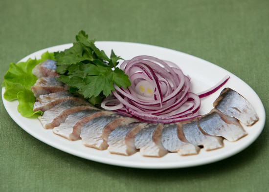 Как посолить селёдку в домашних условиях вкусно и быстро: рецепты