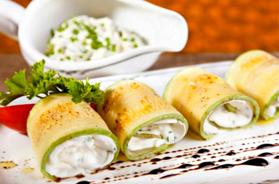Рулетики из кабачков с разными начинками: рецепты с фото пошагово