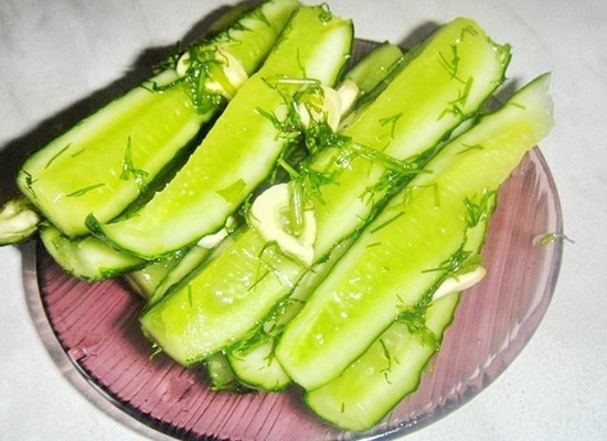 Малосольные огурцы в пакете – быстрый рецепт с чесноком и укропом, пошагово