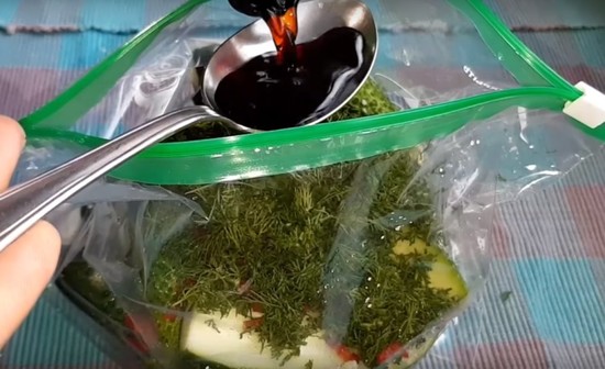 Малосольные огурцы в пакете – быстрый рецепт с чесноком и укропом, пошагово
