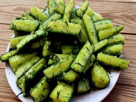 Малосольные огурцы в пакете – быстрый рецепт с чесноком и укропом, пошагово