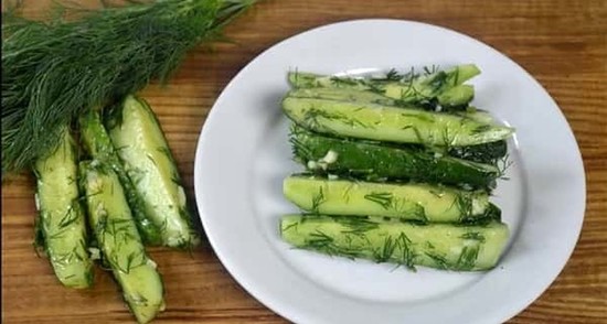 Малосольные огурцы в пакете – быстрый рецепт с чесноком и укропом, пошагово