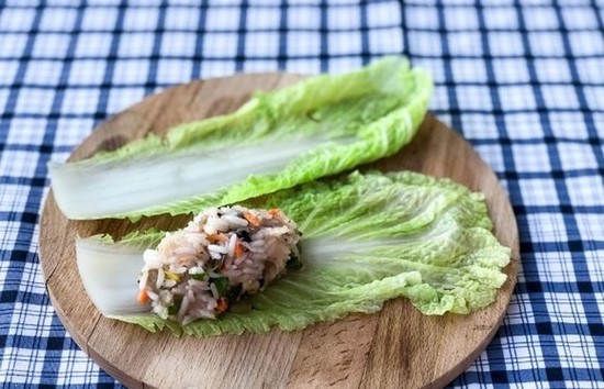 выкладывают немного фарша