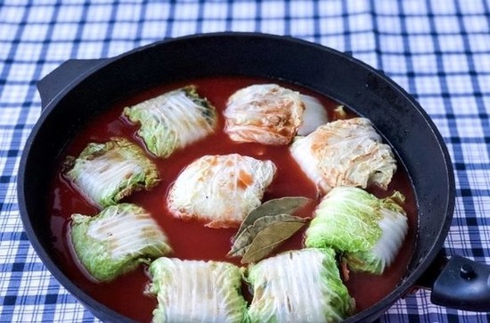Заливают соусом